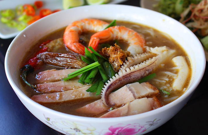 Hương thơm của nước dùng là sự hòa quyện giữa 3 nguyên liệu mắm, hành và sả. Mỗi suất ăn thường có bún, cá, tôm, mực, heo quay. Bát bún thường đi dùng kèm đĩa rau thơm, bông súng, bắp chuối...