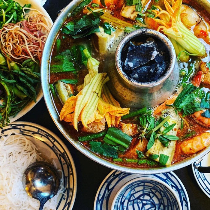 Khi ăn, thực khách sẽ nhúng thịt ba chỉ, tôm, mực, cá... cùng nhiều loại rau như cải, bông súng, điên điển... vào nồi lẩu đang sôi. Hương vị của lẩu miền Tây là sự hòa quyện giữa vị đắng của rau, béo bùi từ thịt, cá và cay nồng, đậm đà bởi ớt, mắm.