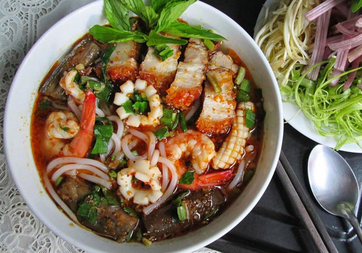 Bún mắm là một trong những món ăn thơm, ngon, lạ, được nhiều thực khách yêu thích khi tới miền Tây. Sự kết hợp giữa nhiều loại đặc sản của vùng sông nước đã tạo ra món ăn giản đơn mà ấn tượng. Nước dùng trong bát bún mắm được nấu bằng mắm cá linh hoặc cá sặc. Đây là các loại cá có nhiều ở miền Tây.