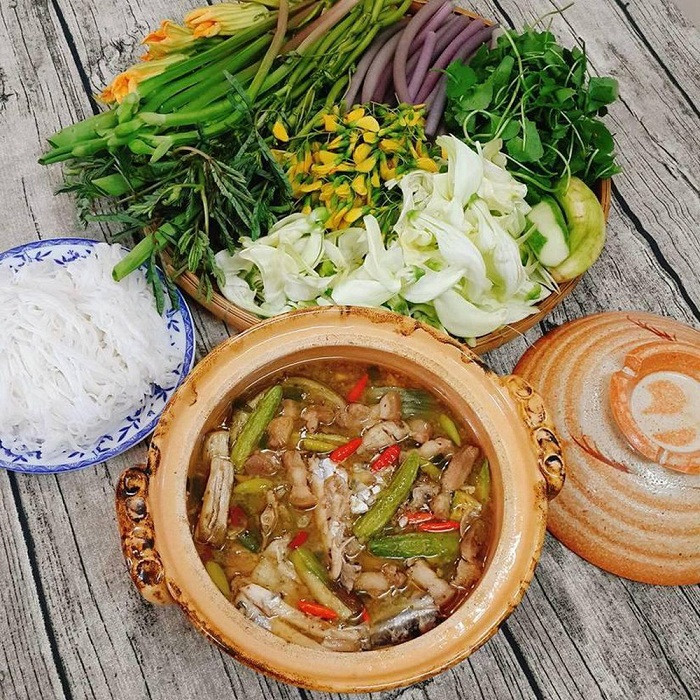 Mắm kho là món ăn quen thuộc trong mâm cơm hàng ngày của người miền Tây. Nồi mắm kho chuẩn bị phải có đầy đủ cá, tôm, cà tím, rau củ, sả, hành, ớt... Để làm món ăn này, bạn phải kho rục cá, tôm trong nước cốt vắt ra từ mắm. Sau đó, thêm cà tím, rau củ vào để tăng vị ngọt, bùi.