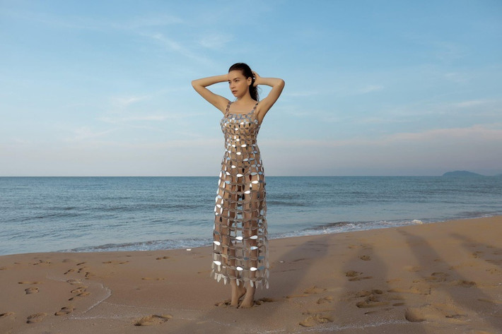Nữ ca sĩ nhiều lần gây tranh cãi vì diện những trang phục xuyên thấu quá gợi cảm.