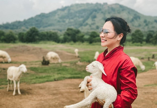 Nữ doanh nhân bất động sản thường xuyên khoe ảnh đi du lịch với cách ăn mặc giản dị mà vẫn nổi bật.