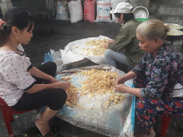 Để có những mẻ mứt gừng thơm ngon không chỉ nhờ vào những củ gừng vàng rịm mà còn phải nhờ vào bàn tay khéo léo của những người làm ra nó.