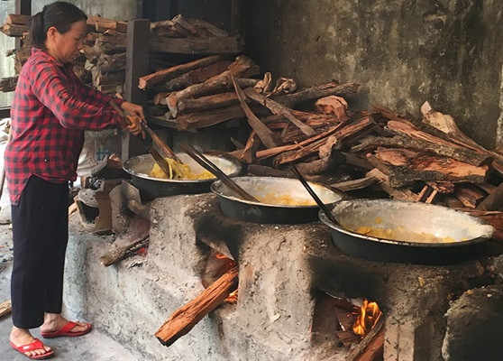 Cố đô Huế lâu nay có rất nhiều nơi làm mứt, từ thành phố về các huyện, nhưng nổi tiếng và có vị ngon hơn cả vẫn là mứt gừng truyền thống Kim Long (phường Kim Long, TP. Huế).