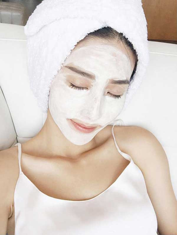 Đặc biệt, dù thức khuya và lịch trình quay dày đặc nhưng cô chưa bao giờ bỏ bê làn da của mình. Cô rất ít khi đến spa mà chủ yếu là sử dụng các nguyên liệu tự nhiên tự chế tại nhà. Cô tranh thủ đắp mặt nạ lúc rảnh rỗi bằng bột yến mạch- sữa chua không đường hay sữa tươi không đường với nghệ, rồi dưa leo, khoai tây…