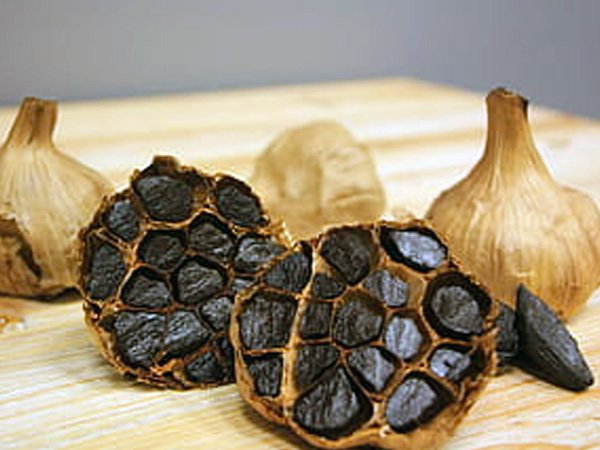 9. Allicin trong tỏi đen: Chất chống oxy hóa mạnh trong tỏi đen giúp ngăn ngừa nhiều bệnh liên quan đến stress oxy hóa. Ngoài ra, các hợp chất trong tỏi đen cho thấy tác dụng chống tiểu đường, chống béo phì và bảo vệ thần kinh.