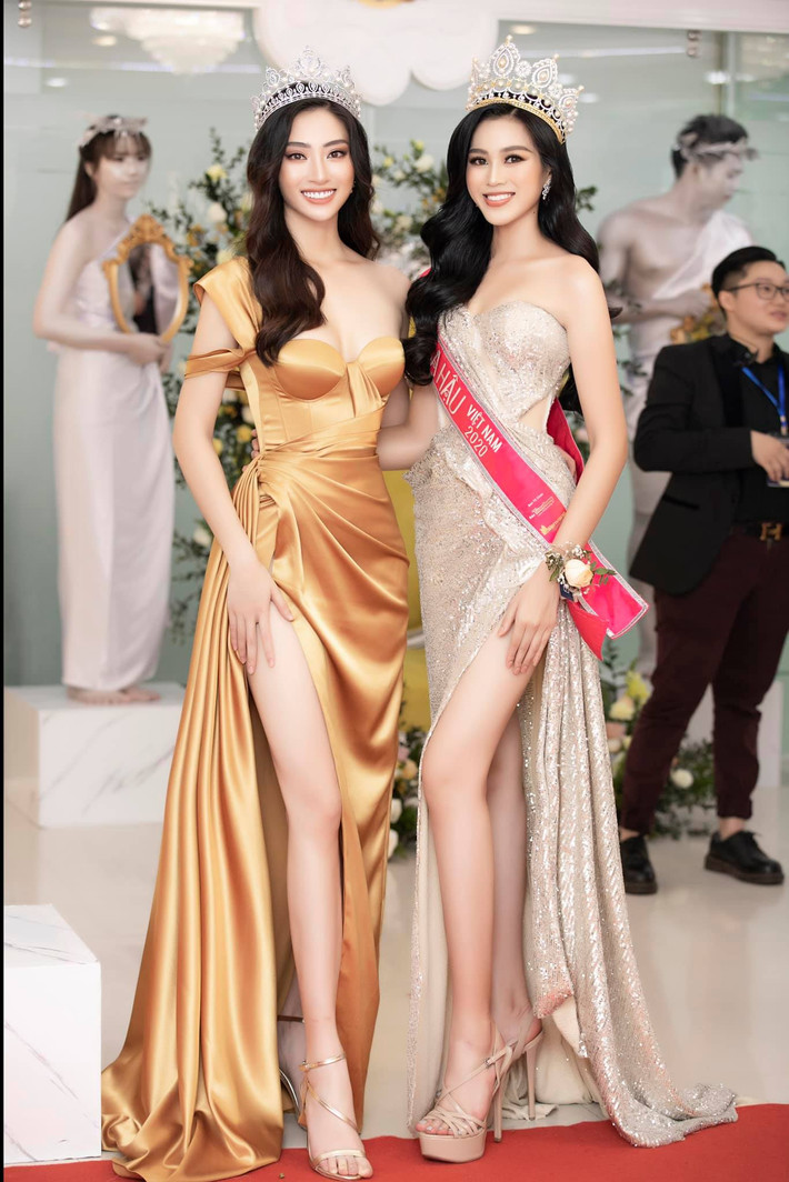 Khi xuất hiện tại các sự kiện, Lương Thùy Linh thường chọn trang phục tôn lợi thế vóc dáng, ví dụ như những chiếc váy xẻ cao.