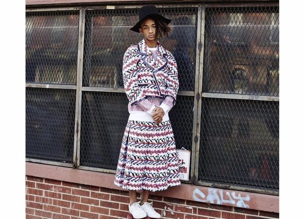 Là một trong những ngôi sao nổi tiếng nhất được biết đến với việc mặc váy, Jaden Smith đã trở thành một trong những ngôi sao trẻ mạnh dạn mặc váy bất chấp định kiến.