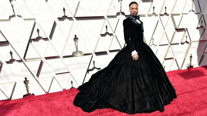 Nam diễn viên Billy Porter từng gây chú ý khi diện chiếc váy xòe bồng bềnh màu đen đầy nữ tính và huyền bí.