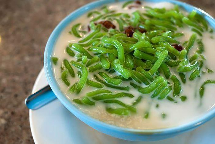 Trộn tất cả các nguyên liệu này thành một hỗn hợp này rồi đem khuấy đều trên lửa nhỏ đến khi chín, dẻo. Sau đó, ép bột "lọt" qua khuôn hoặc rây và ngâm vào nước lạnh để tạo hình sợi bánh. Món bánh đúng vị cổ truyền thì rời từng sợi bánh rời, mềm mại và nhỏ nhắn, thơm mùi lá dứa.