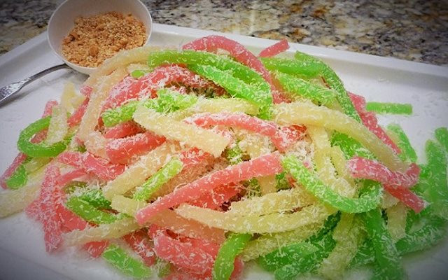 Bánh tằm khoai mì: Sở dĩ người ta gọi bánh tằm bì là vì bánh có hình dạng thon dài, có một lớp vụn dừa được phủ bên ngoài trông như những con tằm. Bánh miền Tây xanh màu lá dứa này chủ yếu được chế biến từ khoai mì, kết hợp bột năng, đường, nước cốt dừa,...