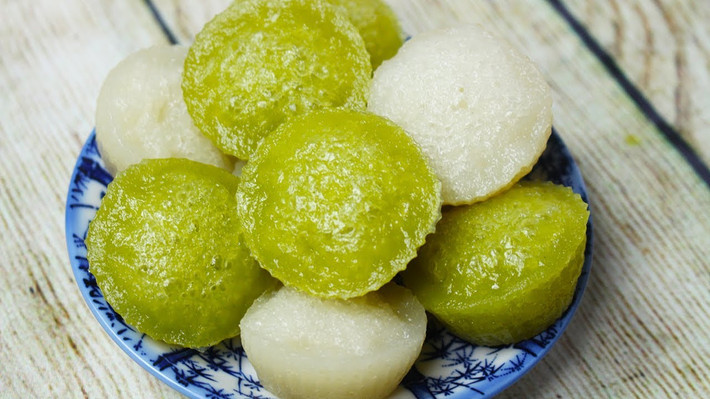 Bánh bò lá dứa cũng là món bánh quen thuộc với các tín đồ ẩm thực Việt Nam, đặc biệt là ẩm thực miền Tây. Bánh bò nghe tên vậy thôi, chứ thực ra không liên quan gì đến thịt bò cả.
