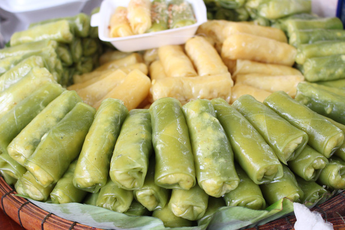 Bánh cuốn ngọt lá dứa không giống bánh cuốn mặn nhân thịt băm, nấm mèo, ăn với nem, chả... như miền Bắc. Về cơ bản, bánh gồm lớp bột gạo tráng mỏng, gói nhân đậu xanh, dừa bào bên trong.