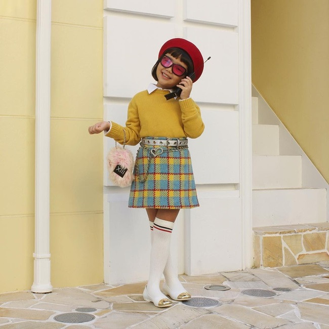 Khi bạn bè đồng trang lứa đang tung tăng đến trường thì Coco đã trở thành một fashionista có tiếng trên mạng xã hội. Phần lớn những người theo dõi Coco là những người bày tỏ niềm yêu thích với gu thời trang cực chất của cô bé.