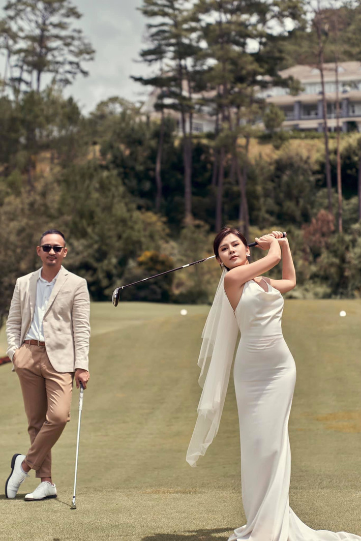 Người đẹp gốc Tuyên Quang đến với Golf đã được hơn 1 năm nay. Nó giúp cô giữ được vóc dáng gợi cảm cũng như sự điềm tĩnh.