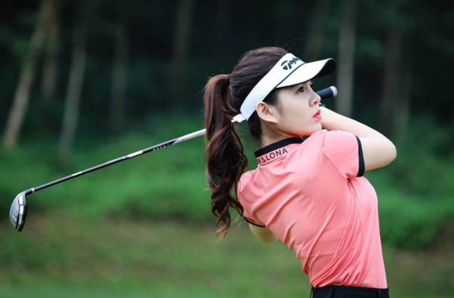 Cô lựa chọn Golf để chơi vì đây là môn thể thao mang lại cho cô cảm giác tích cực, gần gũi với thiên nhiên. "Mình không sợ xấu nên chẳng ngại chơi Golf, phơi nắng vài tiếng đồng hồ ngoài trời", Thu Hoài nói.