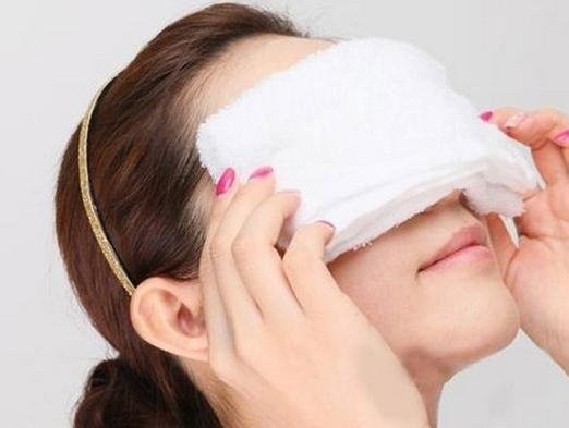 Chườm ấm mắt: Chườm ấm quanh mắt trong khoảng 10 phút vào buổi sáng và buổi tối giúp làm giảm các triệu chứng khô mắt mạn tính. Biện pháp này không chỉ làm dịu kích ứng, mà còn giúp giải phóng tuyến dầu của mí mắt. Điều này có thể dưỡng ẩm và giảm bớt kích ứng trên bề mặt mắt của bạn.