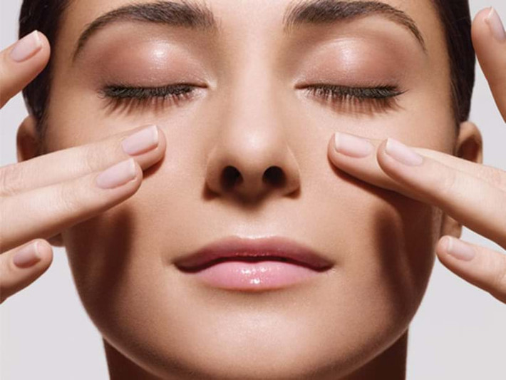 Massage nhẹ nhàng khu vực mắt: Bạn có thể massage nhẹ nhàng khu vực mắt trong vài phút để kích thích tuyến lệ và giảm khô mắt vào buổi sáng và trước khi đi ngủ.