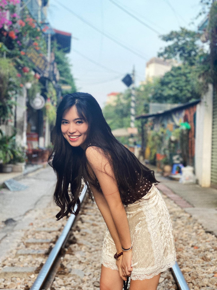 Hàng ngày, Đỗ Khánh Vân ăn uống bình thường, tuy nhiên hạn chế đường và tinh bột.