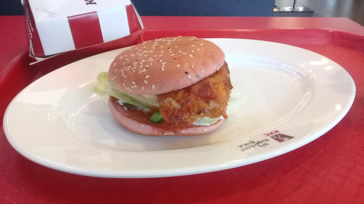 Sau bánh mì thanh long, một món ăn giải cứu nông sản trong mùa dịch COVID-19 khác của Việt Nam tiếp tục được lên báo Mỹ, đó là burger thanh long của KFC Việt Nam. Ngay khi KFC Việt Nam chuẩn bị ra mắt phiên bản burger mới lạ này, tờ Business Insider của Mỹ đã dành một bài viết ngắn giới thiệu món ăn tới độc giả quốc tế. Ảnh: Internet.