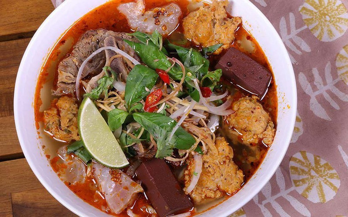 2foodtrippers cũng khuyên độc giả nên thử bún Bò Huế của Việt Nam. Mặc dù có tên gọi là bún bò, nhưng nước dùng của món ăn này thường được ninh từ xương heo và cũng dùng khá nhiều thịt lợn. Ngoài bún và thịt, còn có thêm các thành phần khác trong tô bún như sả, mắm tôm, và nước cốt chanh làm tăng hương vị. Mặc dù Bún bò Huế có trên khắp Việt Nam, nhưng chỗ ăn ngon nhất chính là ở Huế, quê hương của món ăn này.