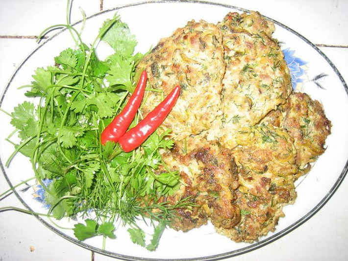 Món ăn này tuy nhìn có vẻ kinh dị nhưng lại mang đến hương vị đặc biệt thơm ngon, giàu đạm và chất dinh dưỡng. Vì rươi một năm chỉ có một mùa nên mọi người hãy tận dụng cơ hội để thưởng thức món ăn này.