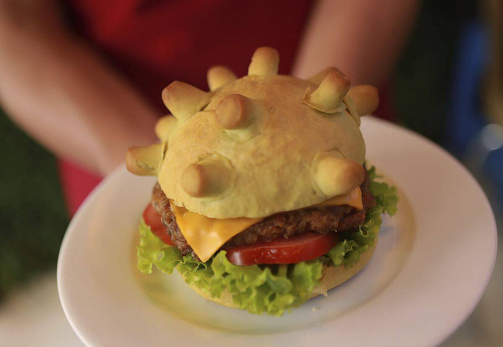 Món bánh mì kẹp có tên "Burger Corona” của Việt Nam cũng được nhiều tờ báo nước ngoài như Reuters, SCMP giới thiệu và khen ngợi. Thậm chí, cả CNN và BBC, hai hãng truyền thông lớn bậc nhất thế giới, đều đưa tin về sản phẩm bánh mì kẹp Corona của Việt Nam.