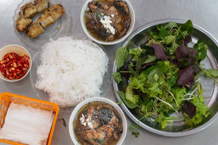 Bún chả - món ăn nổi tiếng Việt Nam không chỉ được CNN ca ngợi mà nhiều tờ báo, trang tin quốc tế đánh giá cao.