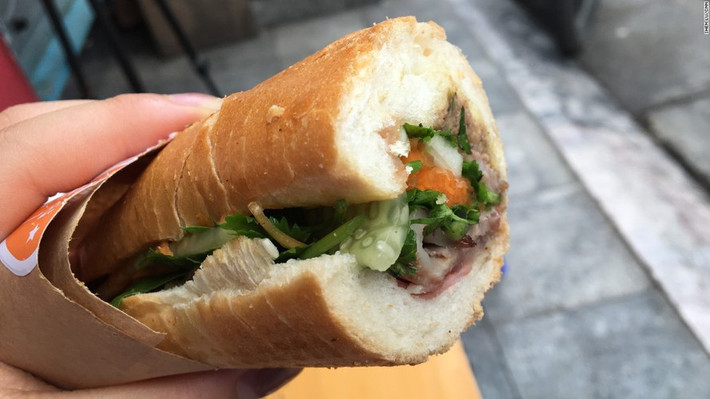 Bánh mì là một trong những món ăn đường phố nổi tiếng nhất Việt Nam. Những chiếc bánh mì giòn rụm bên trong là thịt lợn, xúc xích, rau mùi...