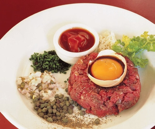 Món bò tái kiểu Pháp (Steak tarta): Món ăn có nguồn gốc từ các nước Trung Á và du nhập tới nhiều nơi trên thế giới. Tại châu Âu, Steak tarta được biến tấu khá lạ.