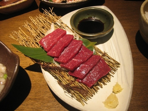 Đây là món ăn thịt sống nổi tiếng tại một số quận thuộc tỉnh Kumamoto, Nagano hay Oita. Tuy nhiên, với thực khách nước ngoài, không phải ai cũng đủ can đảm thưởng thức đặc sản tươi sống này.