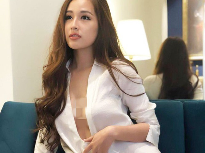 Có lần cô mặc váy sơ mi trắng không nội y phanh ngực khiến người hâm mộ “nóng mắt”.