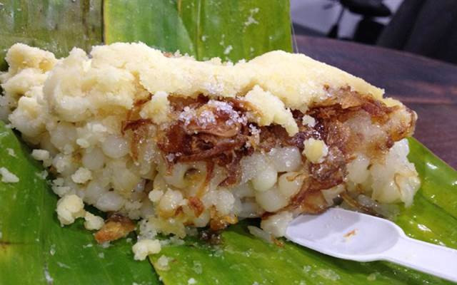 Những hạt ngô nếp dẻo khi hòa trộn với gạo nếp lại càng thêm dẻo, cùng hương vị thơm bùi của đậu xanh, vị béo bùi của lạc rang giã nhỏ và vừng trắng cho mùi thơm độc đáo.