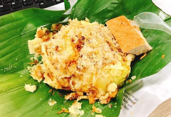 Một nguyên liệu không thể thiếu khiến cho món xôi xéo ngon hơn và khác biệt hoàn toàn với các loại xôi khác chính là phần đỗ xanh. Đỗ được đồ lên, giã nhuyễn rồi nắm chặt lại cỡ quả bưởi. Mỗi khi đong xôi xong, người bán hàng sẽ dùng dao cắt thành các lát đỗ mỏng, thả thẳng vào nắm xôi.
