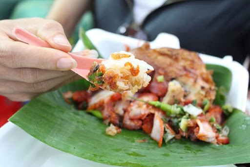 Xá xíu được làm bằng cách lấy thịt heo đã lọc bỏ xương, ướp gia vị gồm mật ong, ngũ vị hương, tương đen, xì dầu... và nướng trên lửa. Ngoài ra, đùi gà chiên cũng là thành phần làm món xôi này thêm chất lượng.