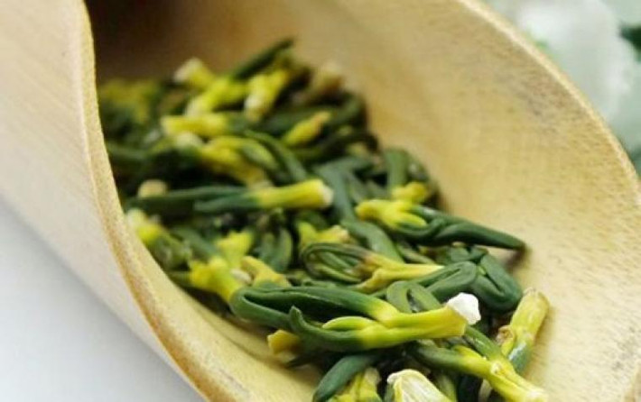 Canh tâm sen, lòng đỏ trứng gà. Nguyên liệu bài thuốc này cần: Tâm sen tươi 10g, lòng đỏ trứng gà 2 cái, giấm, nước, gia vị đủ dùng.