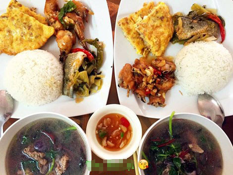 Một phần ăn khác với trứng đức thịt rán, canh gà chiên mắm tỏi, cá kho dưa chua và canh rau dền nấu thịt.