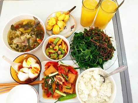 Một phần ăn siêu rẻ và tốt cho sức khỏe với đậu phụ nhồi thịt sốt cà chua, trứng luộc dầm nước mắm, canh chua cá khế, rau sau và rau dền luộc, tráng miệng mít tố nữ và nước ép cam.