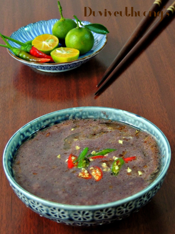 Nguyên liệu cho bát mắm tôm ngon: 1,5 thìa đường, 1/2 thìa giấm, 2 quả quất, 1 ăn cơm thìa mắm tôm, 2-3 thìa dầu rán, ớt thái lát hoặc băm nhỏ.