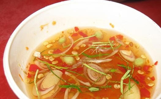 Bước tiếp theo, cho tất cả những nguyên liệu như: đường, bột canh, mì chính, tiêu, nước quất sả giữ lại sả và hỗn hợp tỏi ớt đường vào máy xay nhuyễn, nêm nếm lại 1 lần nữa cho hợp khẩu vị.