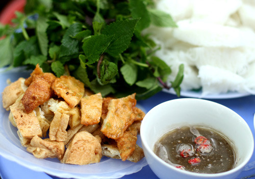 Sau đó, bạn lấy dao băm vỏ quất vụn ra cho vào bát, đổ nước quất vào đánh tới khi mắm tôm bông lên sủi bọt là được.