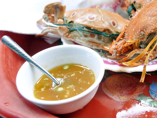 Nguyên liệu cần chuẩn bị: 3 thìa cà phê bột canh, 6 thìa đường trắng, ớt tỏi băm, 10 quả quất, 2 thìa ăn cơm sả xay băm, tương ớt 3 thìa, 1 thìa cà phê hạt tiêu, 1 thìa mì chính.