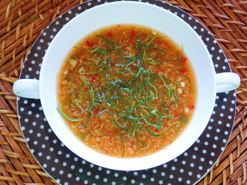 Cuối cùng, đổ hỗn hợp trên ra bát rắc sả lên trên là hoàn thành bát nước chấm hải sản hấp ngon tuyệt.