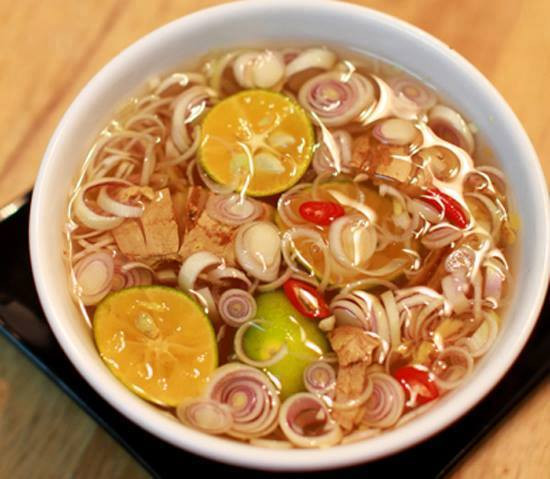Mùi tinh dầu từ vỏ quất sẽ khiến bát nước mắm chấm ốc dậy mùi thơm khó cưỡng.