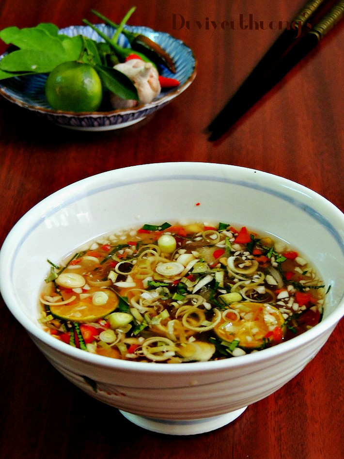 Cách pha: Đầu tiên bạn cho nước mắm, đường và nước lọc vào nồi, nấu sôi cho tan đường rồi tắt bếp. Chờ khi nước mắm đường nguội hoàn toàn mới cho nước cốt chanh vào để gia giảm thêm các vị mặn – ngọt – chua cho vừa miệng.