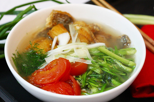 Món ăn sáng thanh mát bún cá rô rau cần yêu thích của người Hà Nội. Sợi bún mềm, miếng cá rán giòn, mùi thì là quyện cùng nước cốt xương và mùi ngai ngái của rau cần tạo nên hương vị hoàn hảo.