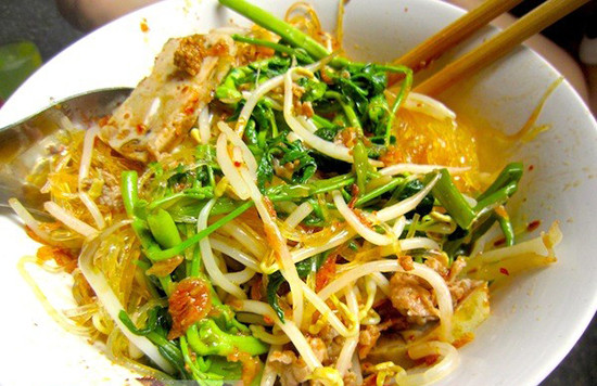 Với món này người ta thường trộn miến dong với mọc, thịt bò trần tái, gạch cua, lạc rang, chả cá... với rau cần. Món ăn có hương vị thơm ngon đậm đà.