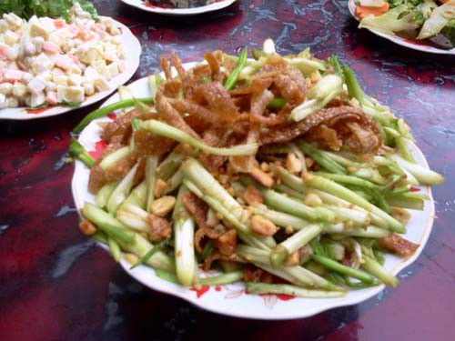 Món vó cần đặc sản của Hương Canh, Vĩnh Phúc. Món ngon từ rau cần này có vị chua dịu của giấm, thơm mùi tỏi, nước mắm ngon, vị ngọt và thơm của bánh đa mật và đặc biệt là mùi hăng đặc trưng của rau cần rất ngon miệng.