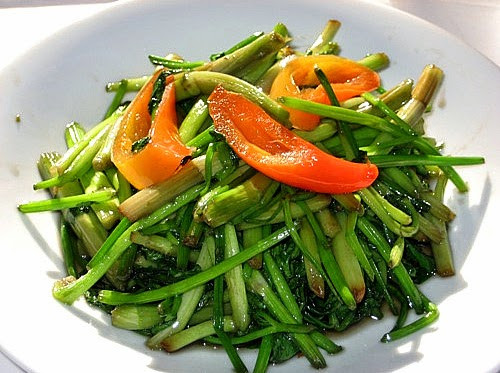 Món rau cần xào tỏi có mùi thơm đặc biệt hấp dẫn. Với món này rau cần được chế biến giữ lại hương vị tự nhiên nhất. Món ăn giòn, ngọt và tốt cho sức khỏe.