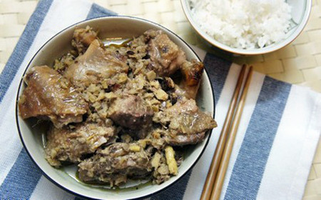 Miếng thịt ngan nấu giả cầy ngấm đều hương vị đặc trưng của mắm tôm, thơm nồng của riêng mẻ, tạo nên món ăn ngon đúng điệu.